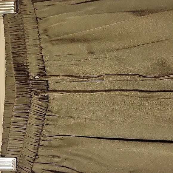 Army green silky drawstring pants, elastic drawstring waist & pockets. Size SM - Picture 4 of 8